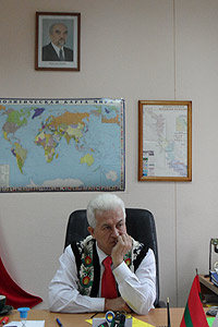 Sub portretul liderului nistrean Igor Smirnov, Valerian Tulgara ofera versiunea oficiala