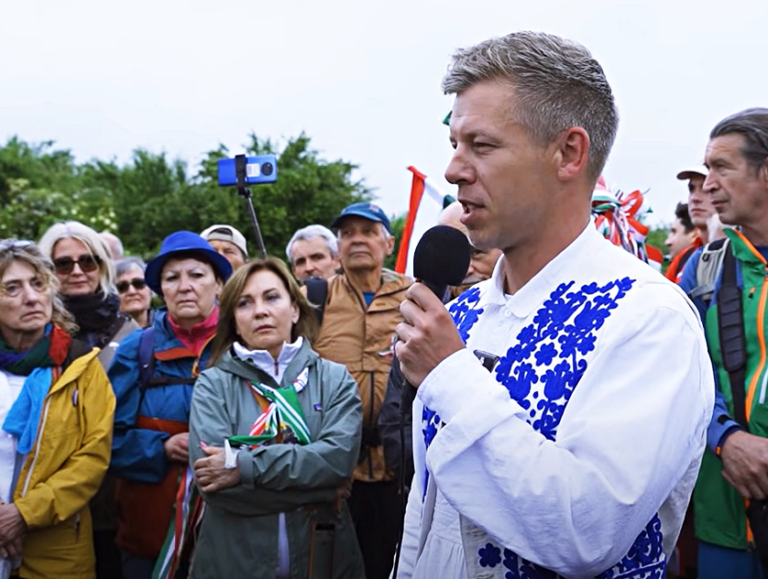 Ura trebuie să înceteze, să înceapă vindecarea rănilor. Apel fără precedent la împăcarea româno-maghiară Ura trebuie să înceteze, să înceapă vindecarea rănilor. Apel fără precedent la împăcarea româno-maghiară