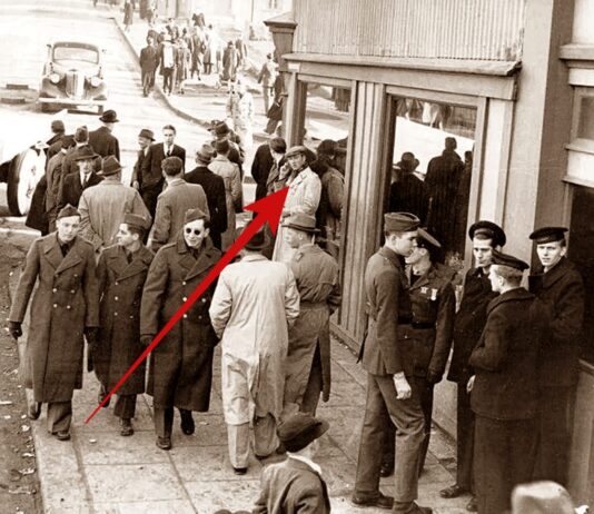 Imagini imposibile: De ce vedem telefoane mobile în fotografii din 1928 și 1943