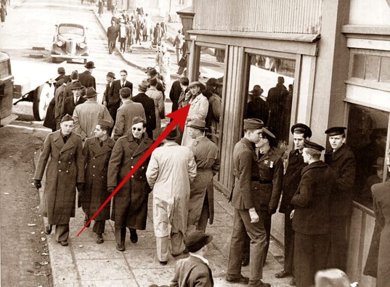 Imagini imposibile: De ce vedem telefoane mobile în fotografii din 1928 și 1943
