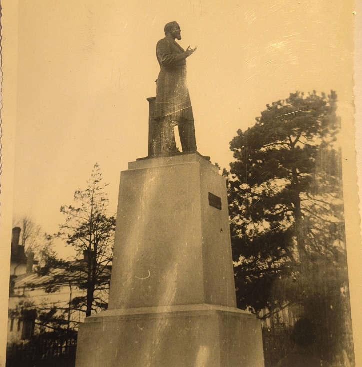 Identitățile Iașului. Monumentele de for public ca urme ale unei memorii fracturate Identitățile Iașului. Monumentele de for public ca urme ale unei memorii fracturate